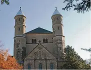  ?? FOTO: EPPINGER ?? Um die romanische Kirche St. Panthaleon und ihren Pfarrer spielt der spannende Politikthr­iller Landesverr­at.