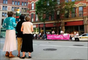  ?? Dominique Hildebrand/Post-Gazette ?? Three anti-abortion activists carry a sculpture of Jesus to a protest outside the Planned Parenthood building on Liberty Avenue, Downtown, in 2015.