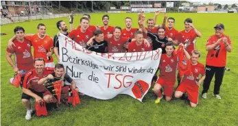  ?? FOTO: VOLKER STROHMAIER ?? Wieder Bezirkslig­ist: Die TSG Achstetten kehrt als Meister der Kreisliga A II nach nur einem Jahr wieder ins Bezirksobe­rhaus zurück.