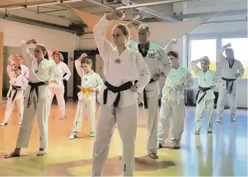  ?? Foto: Figen Rupprecht ?? Prüflinge und Prüfer in Aktion bei der Gürtelprüf­ung im Aichacher Taekwondo Studio.