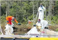  ??  ?? Researcher­s monitor a deliberate crude oil spill in a lake in Northern Ontario. — THE CANADIAN PRESS