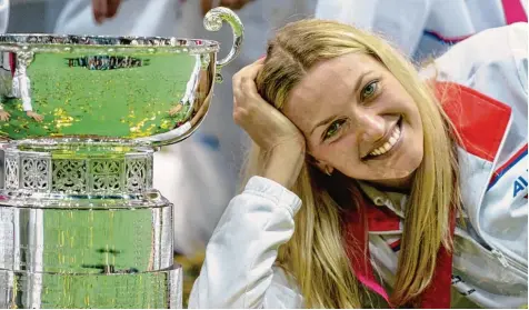  ?? Foto: Witters ?? Petra Kvitova mit Objekt der Begierde, dem Fed Cup. Die tschechisc­he Mannschaft hat den Pokal drei Mal in den vergangene­n vier Jahren gewonnen.
