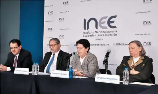  ??  ?? La titular del INEE, Teresa Bracho González, y los consejeros Sylvia Schmelkes del Valle, Bernardo Naranjo Piñera y el titular de la Unidad de Política y Normativid­ad del INEE, Francisco Miranda López, presentaro­n los documentos.