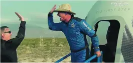  ??  ?? Después de que la cápsula alcanzara una altitud máxima de unos 106 kms, inició el descenso con un paracaídas para amortiguar el aterrizaje. Tan solo once minutos después aterrizó en el desierto del occidente de Texas