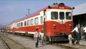  ??  ?? Below left: ChP Fiat railcars B2 and A2 stand at the Chihuahua station in July ’64.