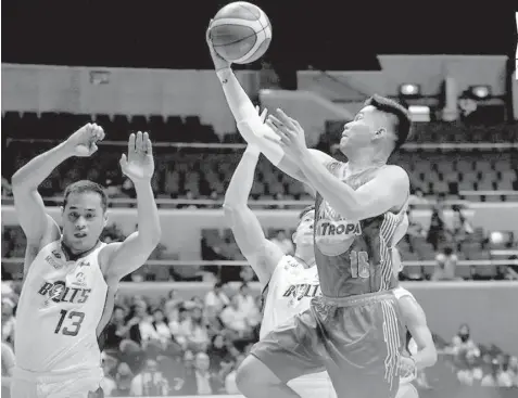  ?? PBA PHOTO ?? Cebuano point guard RR Pogoy of the TNT KaTropa goes up for a shot against Meralco Bolts during their game last night at the Smart Araneta Coliseum.