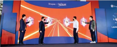  ??  ?? From left: Shopee chief commercial officer Zhou Junjie, Minister for National Developmen­t Desmond Lee, group CEO of PSA Internatio­nal Tan Chong Meng, and managing director of retail at CapitaLand Chris Chong at the launch of IMM’s virtual mall