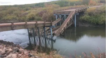  ?? HANDOUT PHOTO BY DUANE HICKS ?? The Dyck Memorial Bridge in the Rural Municipali­ty of Clayton, Sask. opened to traffic Sept. 14, but collapsed into the Swan River later that day.