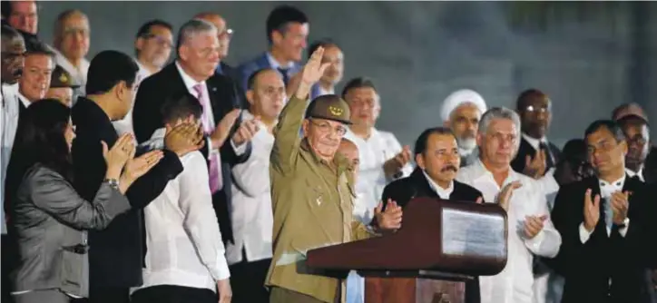  ?? |AP ?? Tras los dos días de tributo, las cenizas del fallecido comandante partirán en una procesión de tres días hacia el este de la isla recorriend­o el camino inverso que hicieron las tropas que lideró desde las montañas de Sierra Maestra. Las cenizas serán...