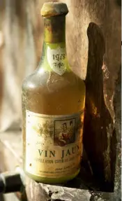  ??  ?? Vin Jaune kann lange reifen, eine gereifte Flasche zu kaufen ist aber nicht einfach. In den Kellern einiger Winzer aber wird man dennoch fündig.