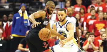  ?? TROY TAORMINA-USA TODAY SPORTS/REUTERS ?? KETAT: Guard Houston Rockets Chris Paul (kiri) dihadang bintang Golden State Warriors Stephen Curry di Toyota Center kemarin.