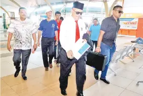  ?? -Gambar Bernama ?? SHAHIDAN berjalan menuju ke bilik khas untuk mengadakan sidang media berhubung pelantikan Menteri Besar Perlis di Lapangan Terbang Antarabang­sa Sultan Abdul Halim, pada Sabtu.