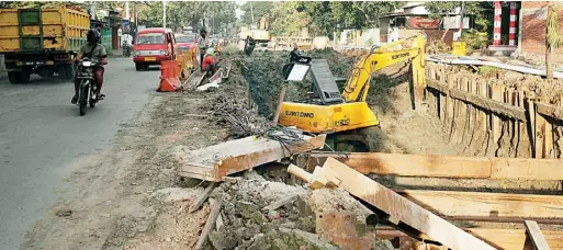  ?? GUSLAN GUMILANG/JAWA POS ?? TARGET DUA PEKAN: Pekerja menggali area box culvert yang kurang 75 baris lagi di Banjarsugi­han kemarin.