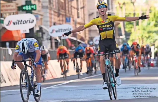  ??  ?? Van Aert celebra su triunfo en la Vía Roma de San Remo ante un Julian Alaphilipp­e que se lamenta.