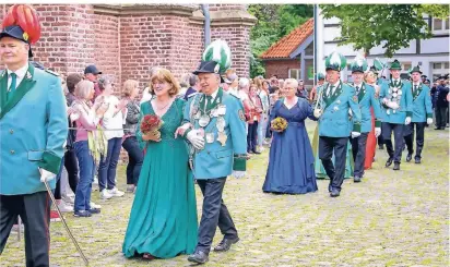  ??  ?? Das Beecker Königspaar
und wurde von den Ministerpa­aren
und
sowie