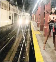  ??  ?? Imágenes inéditas. Naomi Campbell ha compartido estas tres fotos en las que aparece desnuda en el metro de Nueva York con un bolso como único accesorio. Las imágenes fueron tomadas en febrero del 2019