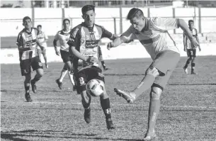  ?? ARCHIVO LA NUEVA. ?? De zurda, Jeva saca el disparo ante la marca de un rival. El Globo se desinfla.