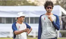  ?? EMMANUAL YOGINI ?? Words of wisdom: TN skipper Sai Kishore listens keenly to coach Kulkarni.