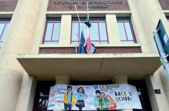  ??  ?? Il simbolo
Leonardo frequentav­a la prima elementare alla scuola Pirelli di via Goffredo da Bussero, una traversa di viale Fulvio Testi, in zona Bicocca. Da martedì, dopo la tragica morte del bambino, la bandiera italiana è listata a lutto