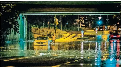  ?? RP-FOTO: ANNE ORTHEN ?? In Düsseldorf hat das Hochwasser im Juli viele Schäden verursacht – so auch an der Rostocker Straße.