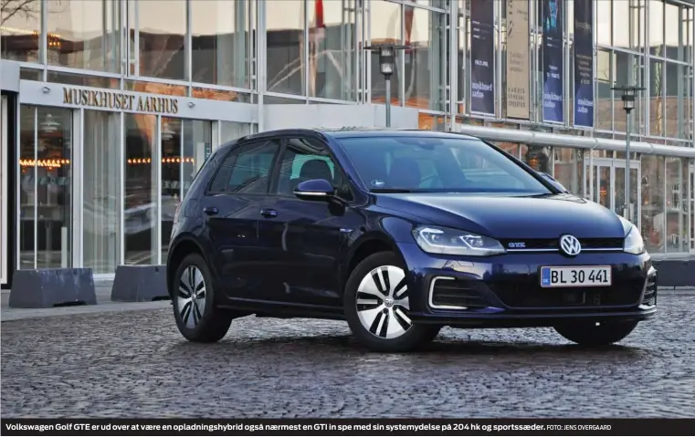  ?? FOTO: JENS OVERGAARD ?? Volkswagen Golf GTE er ud over at vaere en opladnings­hybrid også naermest en GTI in spe med sin systemydel­se på 204 hk og sportssaed­er.