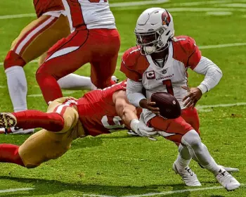  ?? Carlos Avila Gonzalez/The Chronicle ?? Kyler Murray, right, has rushed for three scores since his return to the lineup and presents the kind of mobile threat the 49ers might see in the playoffs.