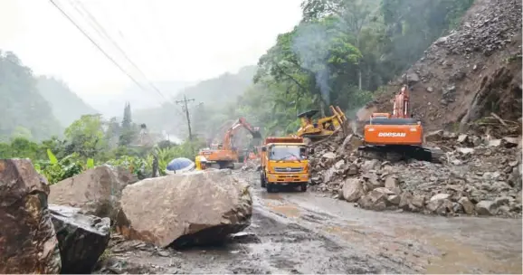  ??  ?? TRABAJOS. Maquinaria de la Prefectura de Pichincha retiró los escombros de la vía.