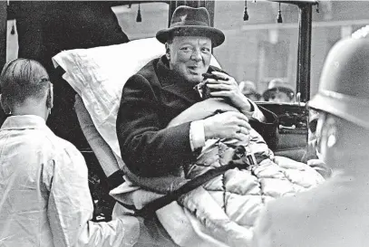  ?? Bývalý britský premiér Winston Churchill kouřil i při převozu z nemocnice, což je dnes nepředstav­itelné. FOTO GETTY IMAGES ?? Odlišná minulost.