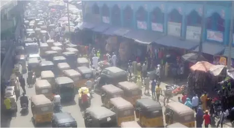  ??  ?? Aerial view of gridlock as people shop at Sabon Gari Market, preparator­y to the Eld el-fitri celebratio­n in Kano.
NAN