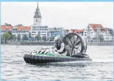  ??  ?? Mit Vollgas über Wasser und Land: Das Formula 1 Racing-Team zeigt, was in 200 PS starken Luftkissen­boot steckt.