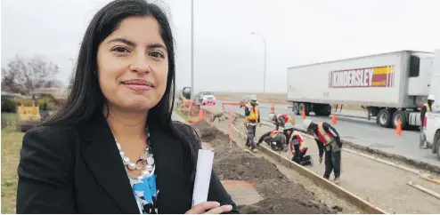  ?? STUART DRYDEN ?? Fabiola MacIntyre, project manager for the Green Line Southeast Transitway, says plans to run down 12th Avenue hit a snag because of “operationa­l challenges” that alignment would pose at the Victoria Park Transit Centre.