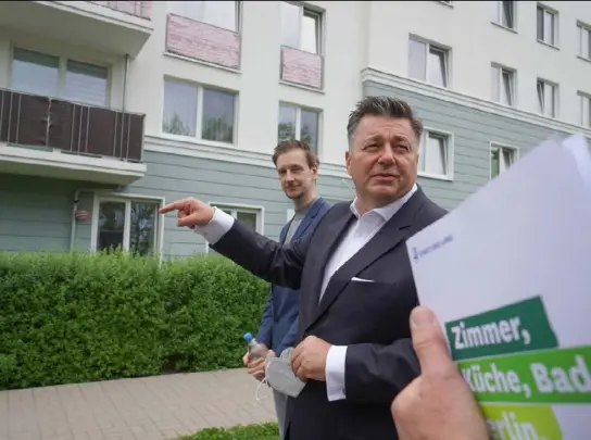  ?? ?? Andreas Geisel (r.), Bausenator, mit dem Marzahnn-Hellersdor­fer Bezirksbür­germeister Gordon Lemm (beide SPD) auf Wohnungsba­utour