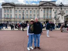  ?? (Kate Ng) ?? Dennis and Martsie Webb, an American couple living in London, paid their respects to Prince Philip at Buckingham Palace