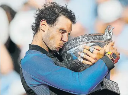  ?? FOTOS: AP/MD/ALFONSO JIMÉNEZ ?? Rafa Nadal, besando su décima Copa de los Mosquetero­s. Abajo, un abrazo icónico de Pau Gasol en el triunfo de 2012. Y la acreditaci­ón personal de 2014