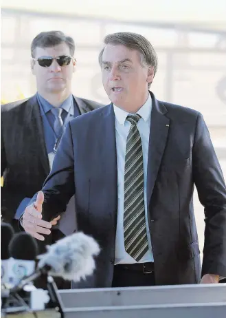  ??  ?? Brasília. Presidente Jair Bolsonaro durante entrevista na porta do Palácio da Alvorada