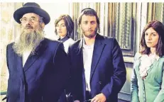  ?? FOTO: NETFLIX ?? Vater Shulem Shtisel (l.) mit seinem Sohn Akiva, Tochter Gitti (r.) und einer – beinahe – Schwiegert­ochter