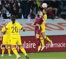  ?? FOTO: SALVATORE DI NOLFI / AP / NTB ?? FOLKSOMT: Alyssa Grivaz fikk noen minutter i storkampen for Servette hjemme mot Chelsea på Stade de Geneve, med 12.782 tilskuere på tribunen. Her er Servettes Laura Tufo i duell med Chelseas Melanie Leupolz.