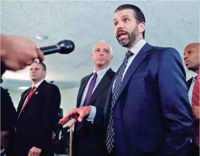  ??  ?? CUESTIONAD­O. Donald Trump Jr., al llegar para declarar en el Capitolio, en Washington D.C., ayer.