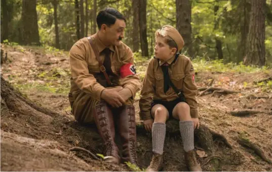  ?? FOTO: KIMBERLEY FRENCH ?? HOLDER PUSTEN: Det føles ubehagelig å se Jojo øve på å si «heil Hitler», godt oppmuntret av den for andre usynlige Adolf.