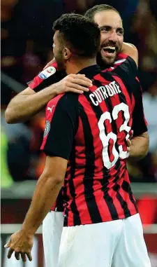  ?? (Ansa) ?? Abbraccio Patrick Cutrone, 20 anni, e Gonzalo Higuain, 30