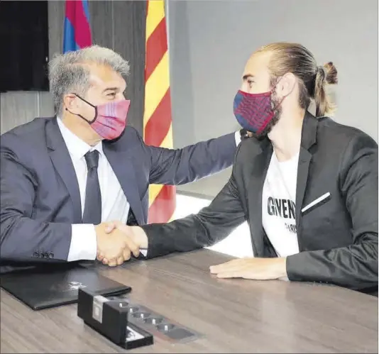  ?? FC BARCELONA: ?? Laporta i Mingueza, ahir, després de la firma del contracte del defensa fins al 2023.