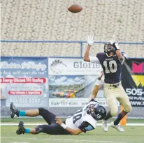  ?? LUIS SÁNCHEZ SATURNO/THE NEW MEXICAN ?? Santa Fe’s Roberto Alarid, right, tries to intercept a pass intended for Santa Teresa’s Omar Munoz on Friday during the second quarter.