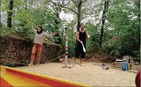  ??  ?? Le « slack park » des Cartoucher­ies offre des lignes de 4, 6 et 12 m.