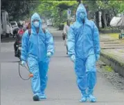  ?? VIJAYANAND GUPTA/HT PHOTO ?? Civic workers prepare to sanitise an area in Bandra (East), on Tuesday.