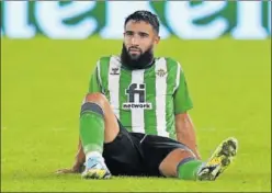  ?? ?? Fekir, tendido en el césped durante un partido con el Betis.