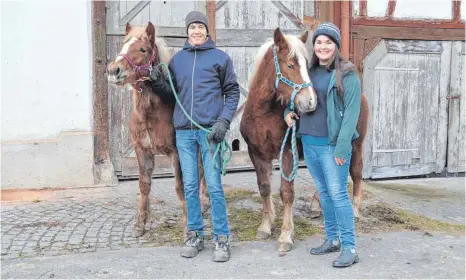  ?? FOTO: JULIA FREYDA ?? Mit den beiden Schwarzwäl­der Füchsen Heino und Gretel ziehen Georg Schäfer und Carmen Klima zwei Helfer für die Solidarisc­he Landwirtsc­haft Ostrachtal auf.