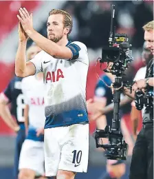  ?? FOTOS: AFP ?? Tottenham le dio vuelta al marcador ante PSV gracias a la figura excluyente de Harry Kane, el mejor delantero inglés.