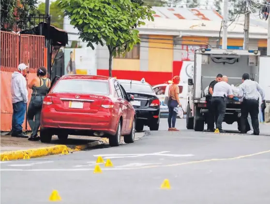  ?? JOSÉ CORDERO. ?? El crimen ocurrió el miércoles a plena luz del día y en una zona muy transitada. Varios testigos colaboraro­n con las autoridade­s.