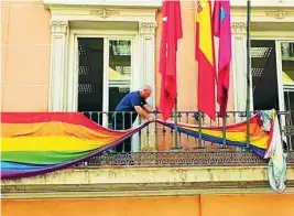  ?? MÁS MADRID ?? Momento en el que la bandera es retirada del balcón de Más Madrid