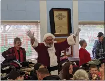  ??  ?? Santa Claus arrives at the Oroville Aerie FOE building on Wednesday.